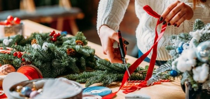 4 Seasonal Side Hustles To Have During the Holidays