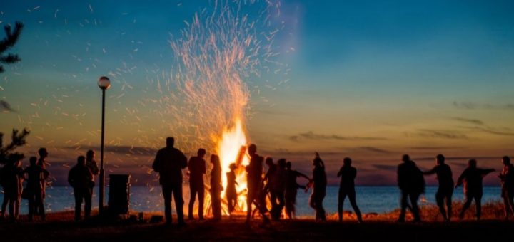 7 Essentials You Should Bring to Every Bonfire Party